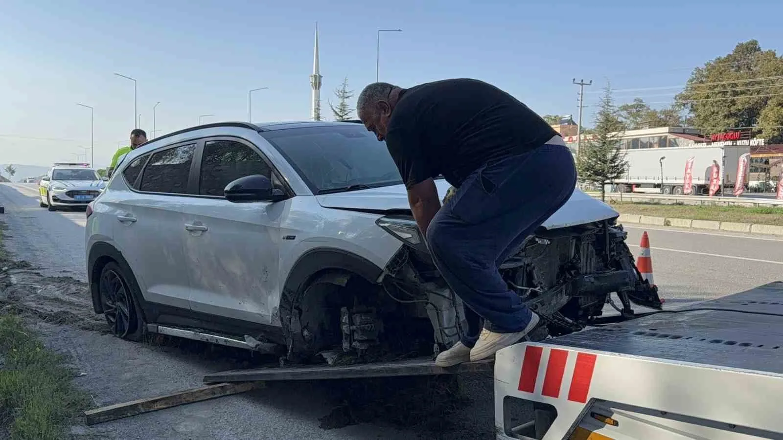 SAMSUN’UN KAVAK İLÇESİNDE ÜNİVERSİTE KAYDI İÇİN MERSİN’DEN SAMSUN’A GELEN AİLENİN BULUNDUĞU OTOMOBİLİN SU KANALINA GİRİP SÜRÜKLENMESİ SONUCU 5 KİŞİ YARALANDI.