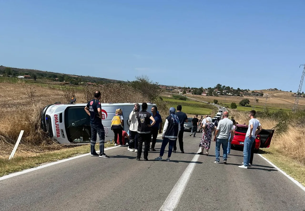 KIRKLARELİ'NİN PEHLİVANKÖY İLÇESİNDE AMBULANS İLE İKİ OTOMOBİLİN KARIŞTIĞI TRAFİK KAZASINDA 3'Ü SAĞLIK PERSONELİ OLMAK ÜZERE 5 KİŞİ YARALANDI.