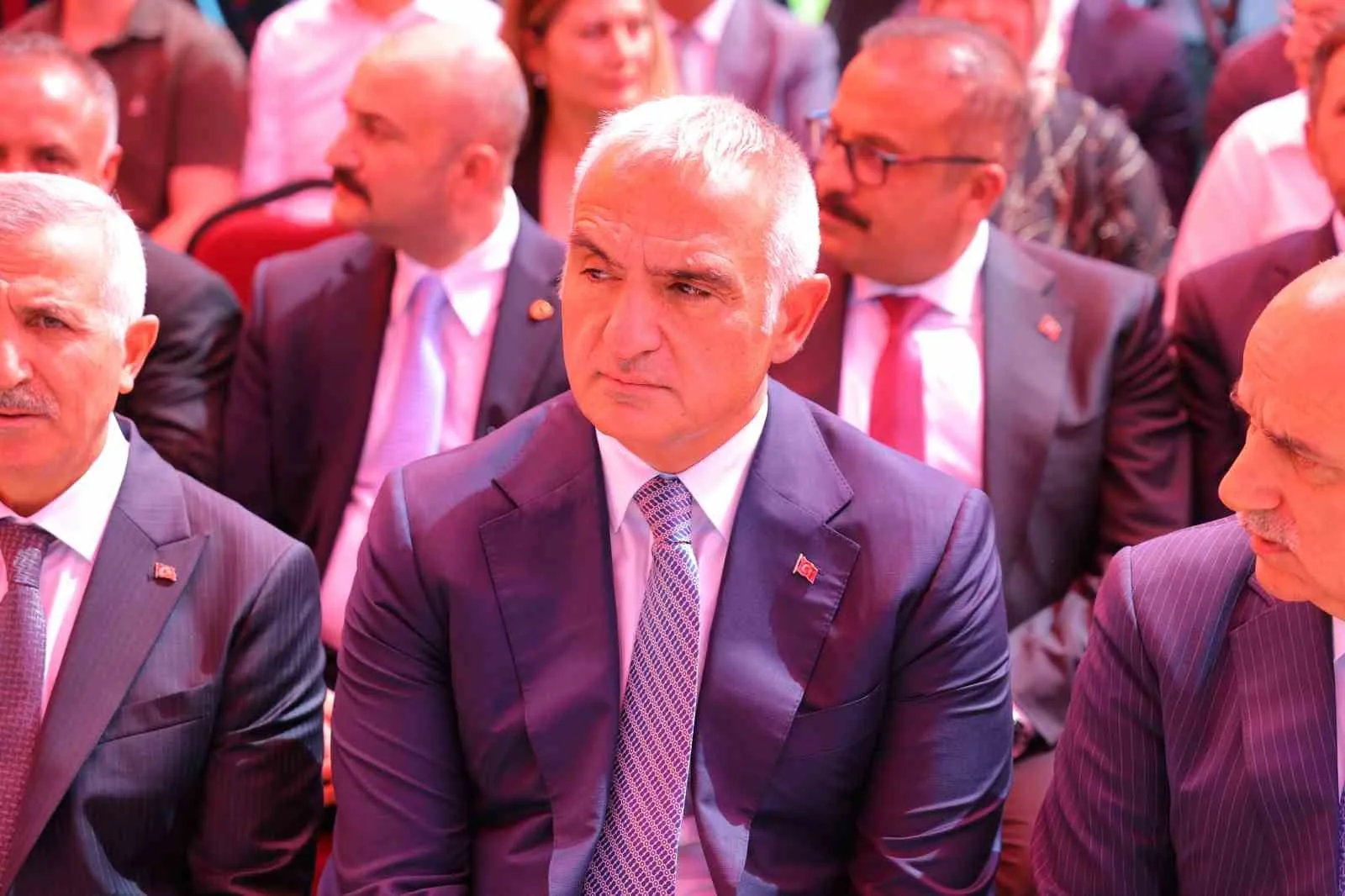 KÜLTÜR VE TURİZM BAKANI MEHMET NURİ ERSOY, "BÖLGEYE SABAH GELİP ÖĞLEN ANKARA’YA DÖNEN BİRİLERİ FELAKET TELLALLIĞI YAPIP, ‘10-15 YILDAN ÖNCE BURALAR DÜZELEMEZ’ DERKEN, CUMHURBAŞKANIMIZIN LİDERLİĞİNDE DEVLETİMİZ İLK ANDAN İTİBAREN İNSANIMIZIN HAYATINI YENİDEN NORMALE DÖNDÜRMEK, BU ACILARA VE YARALARA MERHEM OLMAK İÇİN 11 İLDE BÜTÜN İMKÂNLARINI SEFERBER ETTİ" DEDİ.