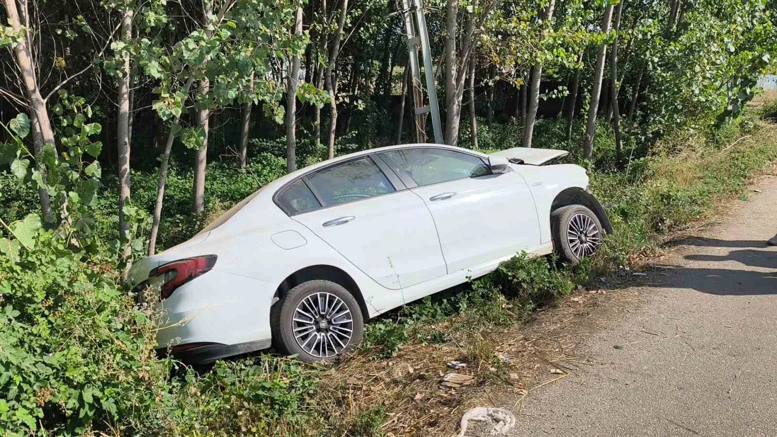 TOKAT’TA SÜRÜCÜSÜNÜN DİREKSİYON HAKİMİYETİNİ KAYBETTİĞİ OTOMOBİLİN ELEKTRİK DİREĞİNE ÇARPMASI SONUCU 1 KİŞİ ÖLDÜ, 1 KİŞİ DE YARALANDI.