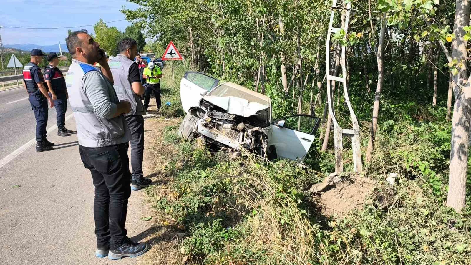 TOKAT’TA SÜRÜCÜSÜNÜN DİREKSİYON HAKİMİYETİNİ KAYBETTİĞİ OTOMOBİLİN ELEKTRİK DİREĞİNE ÇARPMASI SONUCU 1 KİŞİ ÖLDÜ, 1 KİŞİ DE YARALANDI.
