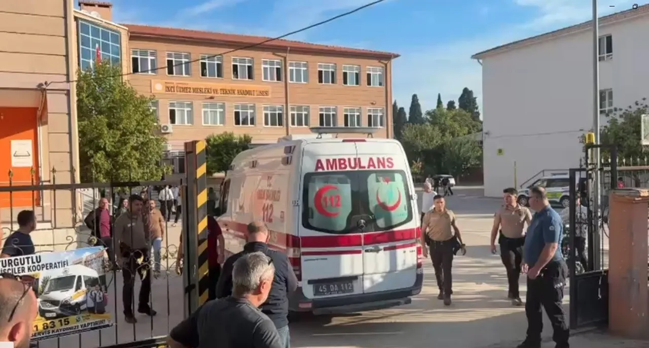 MANİSA’NIN TURGUTLU İLÇESİNDE BİR LİSENİN ÖNÜNDE KİMLİĞİ HENÜZ BELİRLENEMEYEN BİR ŞAHSIN SİLAHLA ETRAFA ATEŞ AÇMASI SONUCU YARALANAN ÖĞRENCİLERİN OLDUĞU ÖĞRENİLDİ.