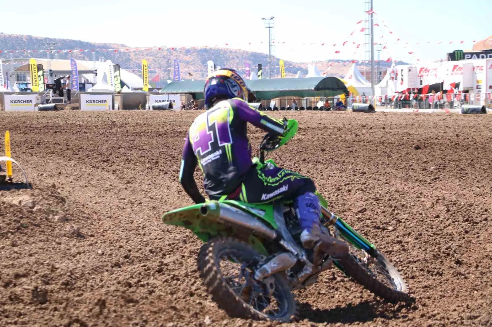 DÜNYA MOTOKROS ŞAMPİYONASI'NIN 17. AYAK YARIŞLARI KAPSAMINDA AFYONKARAHİSAR MOTOR SPORLARI MERKEZİ'NDE GERÇEKLEŞTİRİLEN MXGP’NİN 17. AYAK 1. YARIŞI SONUNDA HOLLANDALI JEFFREY HERLİNGS ŞAMPİYONLUĞUNU İLAN ETTİ.
