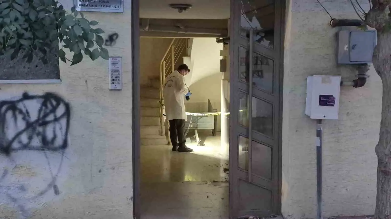 ESKİŞEHİR'DE APARTMAN DEPOSUNDA CANSIZ BEDENİ BULUNAN 47 YAŞINDAKİ ADAMIN ŞÜPHELİ ÖLÜMÜYLE İLGİLİ SORUŞTURMA BAŞLATILDI.