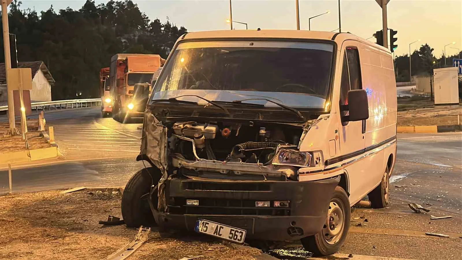 BURDUR'DA HAFİF TİCARİ ARAÇ İLE ÇARPIŞAN TARIM İŞÇİLERİNİ TAŞIYAN MİNİBÜSÜN DEVRİLMESİ SONUCU MEYDANA GELEN TRAFİK KAZASINDA MİNİBÜSTE BULUNAN 9 KİŞİ YARALANDI.