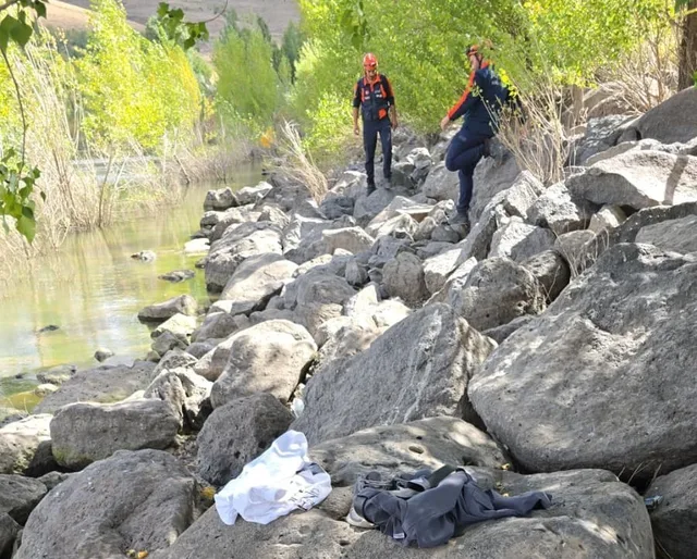 ERZURUM’DA TEKE DERESİ GÖLETİ’NE GİREN MUSTAFA ÇETİN İSİMLİ ŞAHIS BOĞULARAK HAYATINI KAYBETTİ.