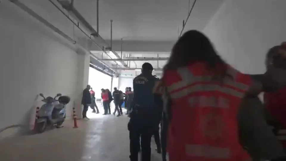 EDİNİLEN BİLGİLERE GÖRE ŞÜPHELİLERİN, SOSYAL MEDYA PLATFORMLARI ÜZERİNDEN VATANDAŞLARA DÜNYA BORSALARI VE KRİPTO PARA PİYASALARINDA YATIRIM YAPARAK YÜKSEK KAZANÇ ELDE EDEBİLECEKLERİ YÖNÜNDE VAATLERDE BULUNDUĞU BELİRLENDİ.