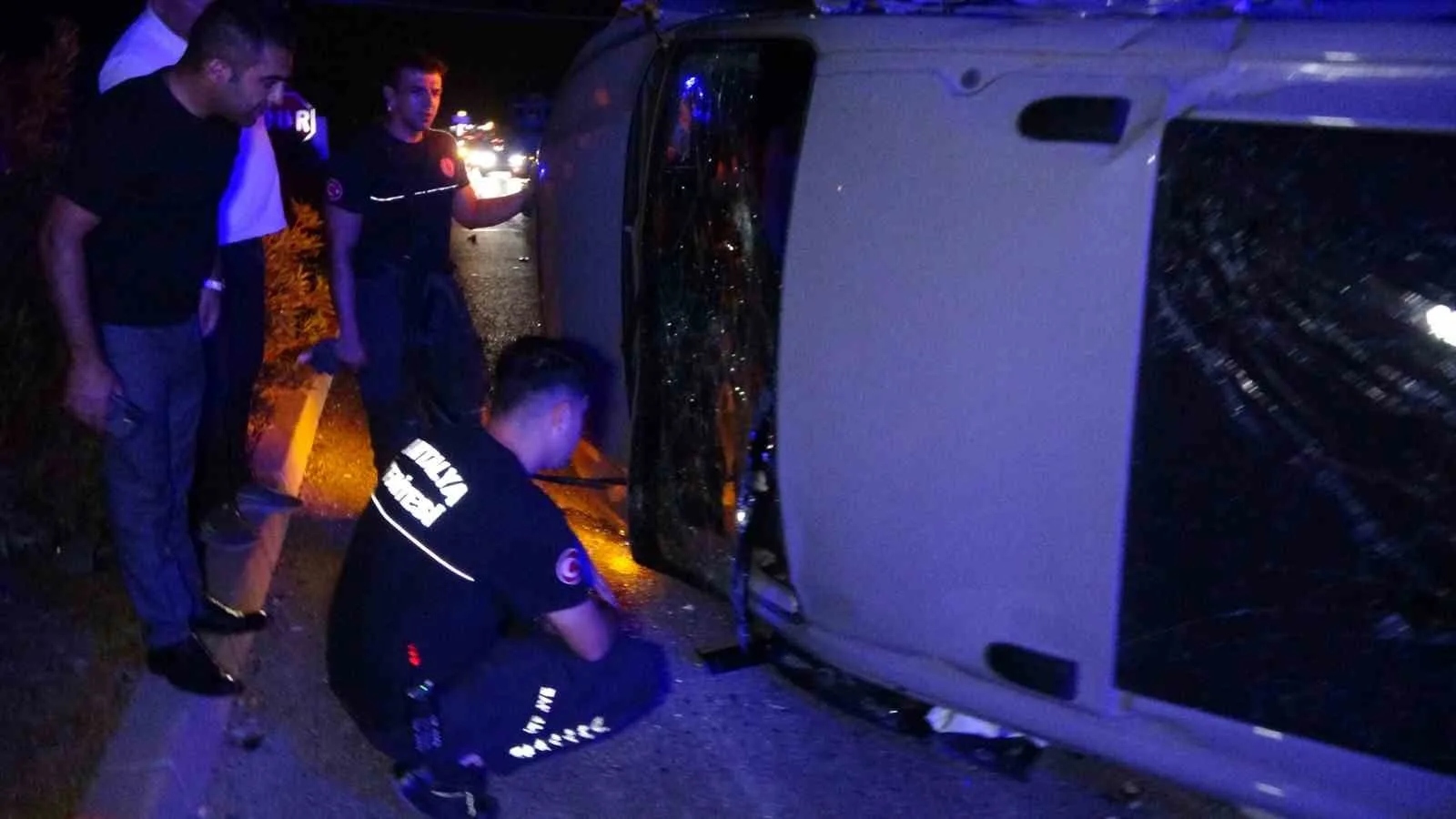 MANAVGAT İLÇESİNDE KIRMIZI IŞIK İHLALİ YAPTIĞI BELİRLENEN TUR MİDİBÜSÜ İLE ÖZEL BİR SAĞLIK KURULUŞUNA AİT ARACIN ÇARPIŞTIĞI KAZADA 2'Sİ POLONYA UYRUKLU TURİST OLMAK ÜZERE 3 KİŞİ YARALANDI
