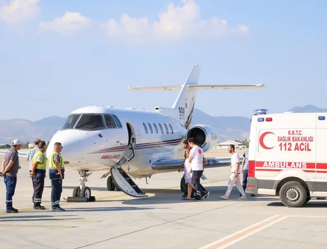SAĞLIK BAKANI KEMAL MEMİŞOĞLU, GİRNE’DE MEYDANA FERİBOT KAZASINDAN ETKİLENEN 35 HAFTALIK GEBE KADININ AMBULANS UÇAKLA KOCAELİ’YE NAKLEDİLDİĞİNİ AÇIKLADI.