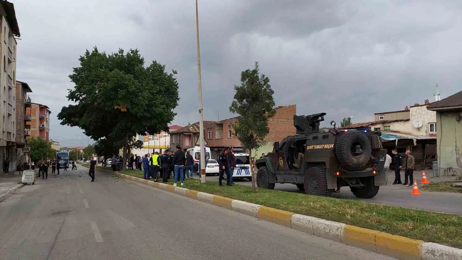ERZURUM’DA HUSUMETLİ İKİ AİLE SİLAHLA ÇATIŞI: 1 POLİS MEMUR YARALANDI
