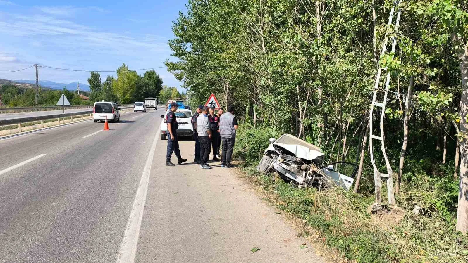 TOKAT’TA SÜRÜCÜSÜNÜN DİREKSİYON HAKİMİYETİNİ KAYBETTİĞİ OTOMOBİLİN ELEKTRİK DİREĞİNE ÇARPMASI SONUCU 1 KİŞİ ÖLDÜ, 1 KİŞİ DE YARALANDI.