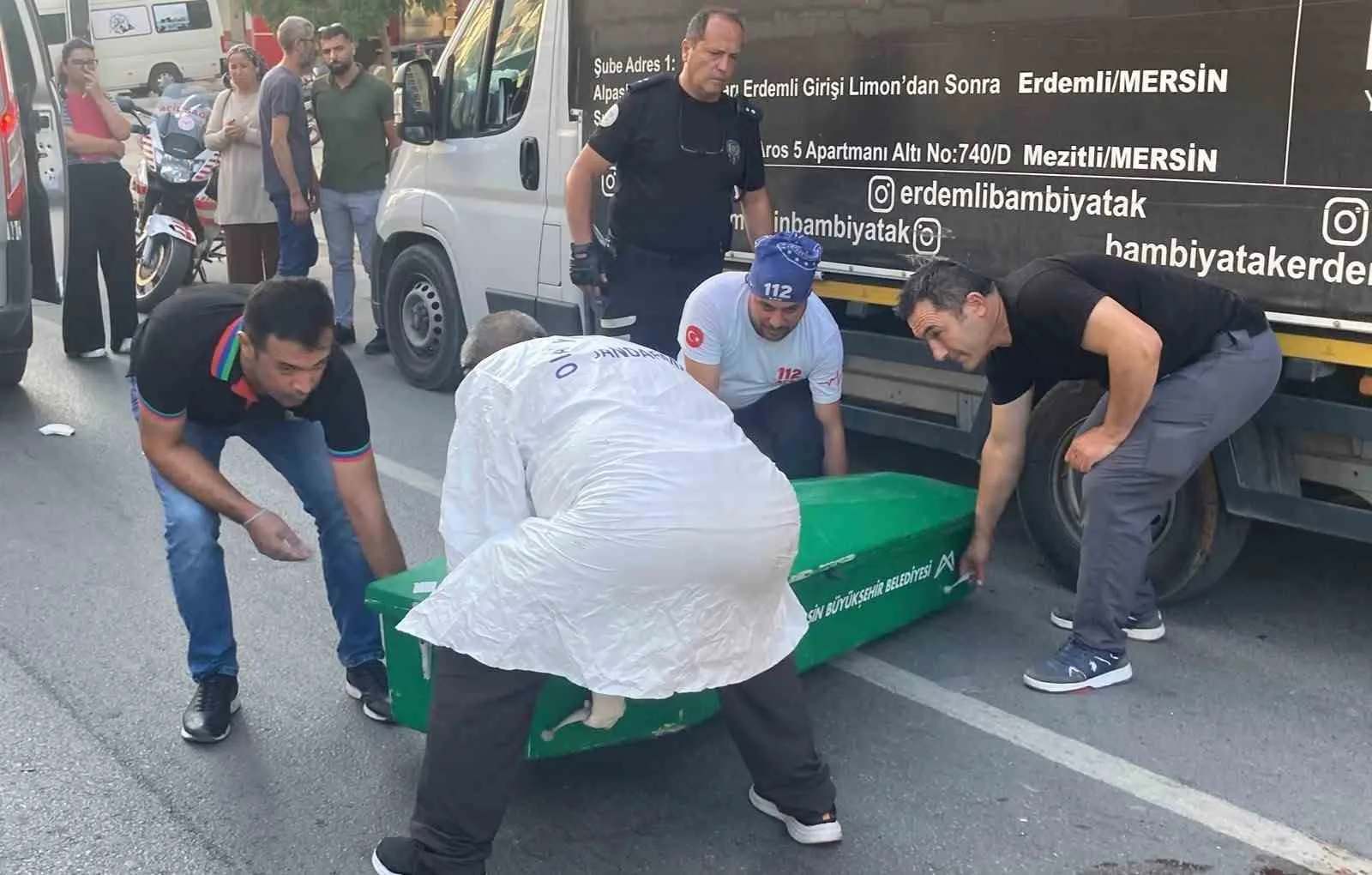 MERSİN'İN ERDEMLİ İLÇESİNDE TIR İLE ÇARPIŞIP SAVRULARAK KAMYONETE VURAN MOTOSİKLETİN SÜRÜCÜSÜ HAYATINI KAYBETTİ, ARKADA OTURAN OĞLU İSE YARALANDI. KAZA ANI İSE GÜVENLİK KAMERASINA YANSIDI.