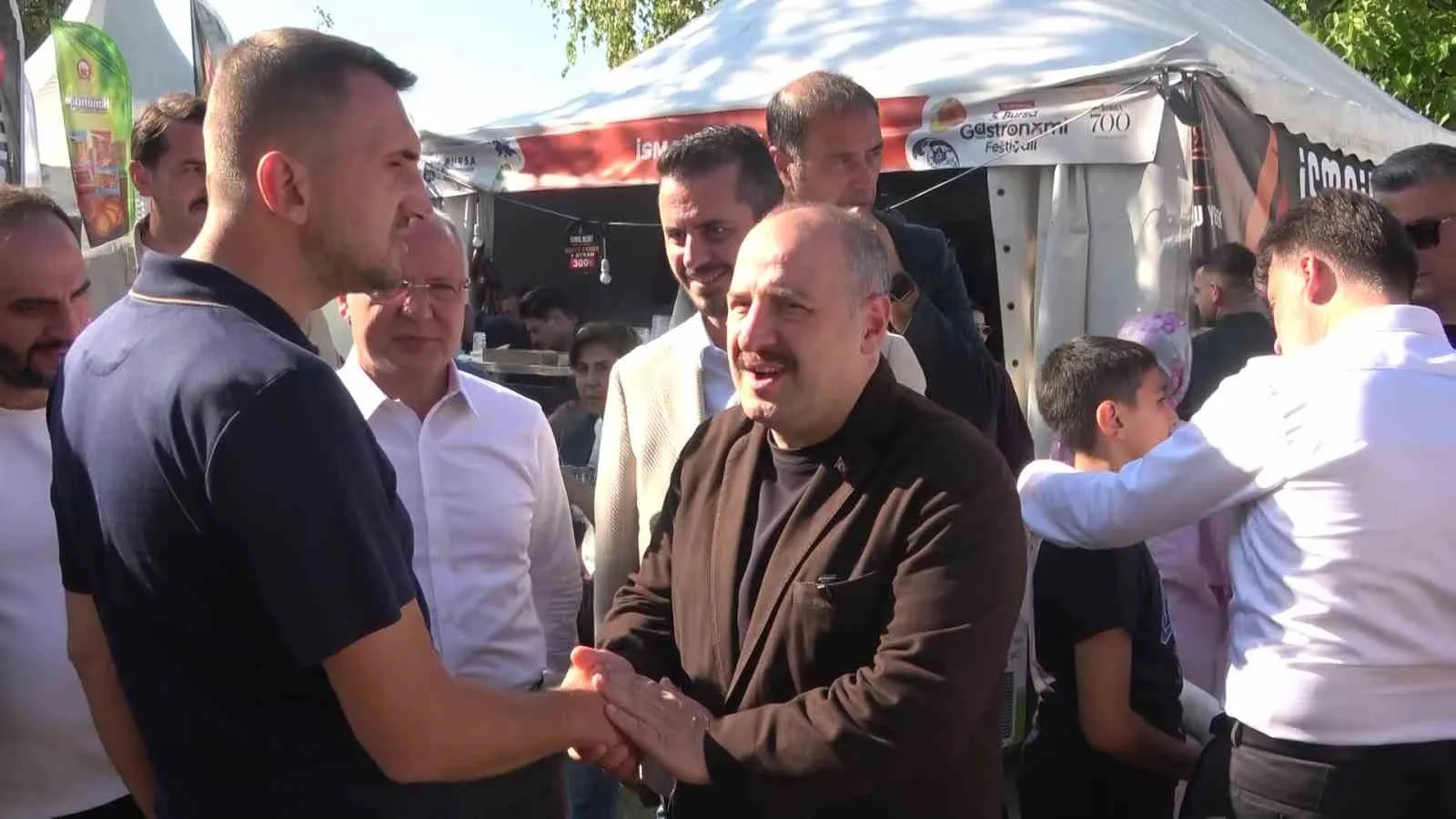 ESKİ SANAYİ VE TEKNOLOJİ BAKANI VE AK PARTİ BURSA MİLLETVEKİLİ MUSTAFA VARANK, BURSA'DA DÜZENLENEN GASTRONOMİ FESTİVALİ’NDE VATANDAŞLARLA BİR ARAYA GELDİ.