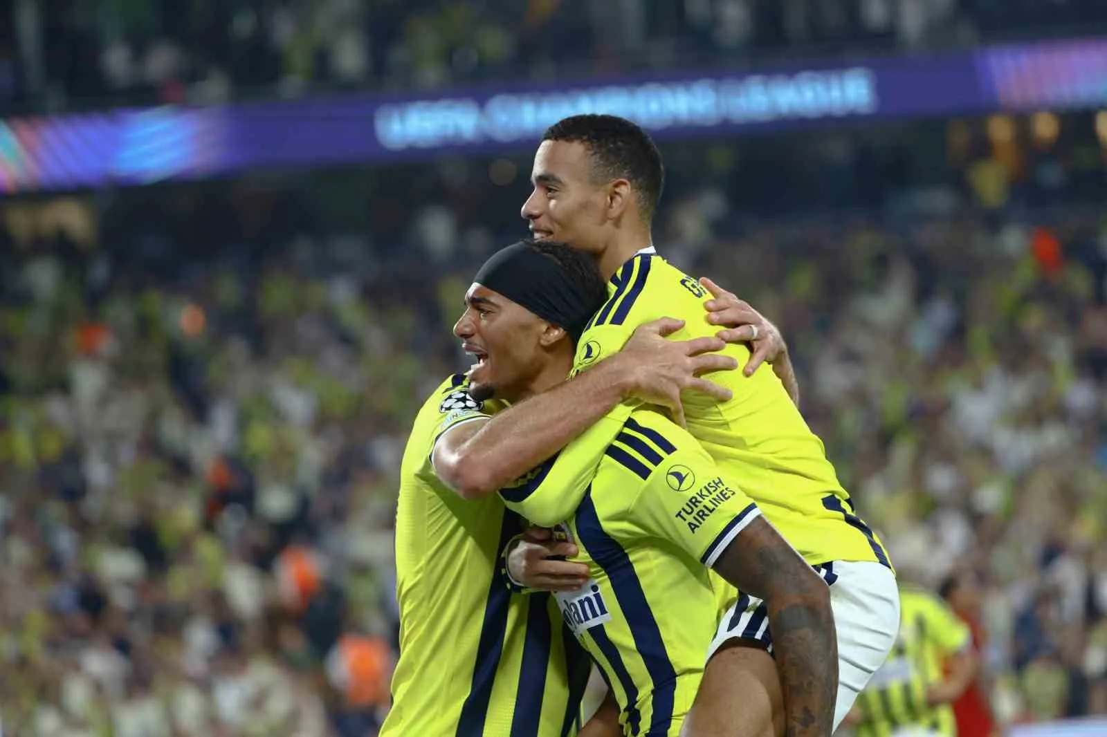 UEFA ŞAMPİYONLAR LİGİ İLK HAFTASINDA FENERBAHÇE, EVİNDE KARŞILAŞTIĞI İTALYAN EKİBİ ROMA İLE 1-1 BERABERE KALDI.