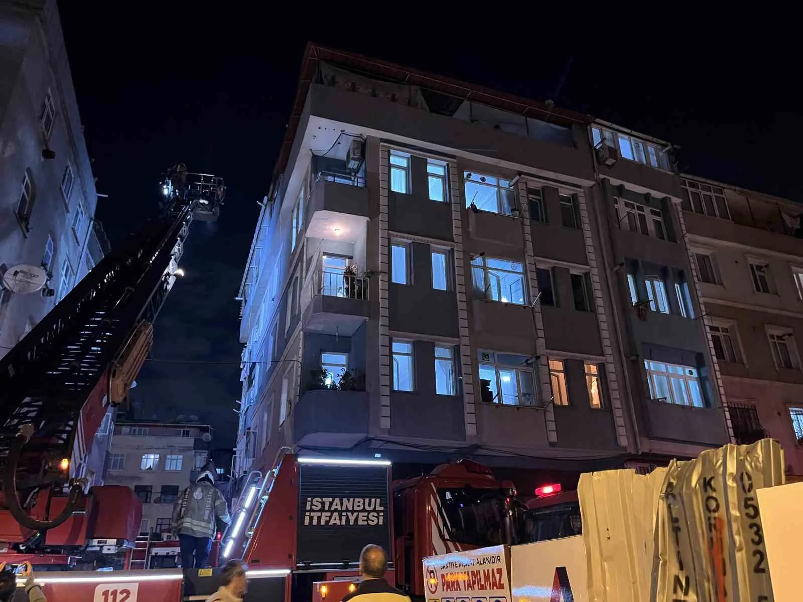 İSTANBUL ZEYTİNBURNU’NDA 5 KATLI BİNANIN BODRUM KATINDA ÇIKAN YANGINDA DUMANLAR TÜM BİNAYI SARDI. BİNADA MAHSUR KALAN VATANDAŞLAR, İTFAİYE EKİPLERİNCE TAHLİYE EDİLİRKEN DUMANDAN ETKİLENEN 5 KİŞİ AMBULANSTA TEDAVİ EDİLDİ.
