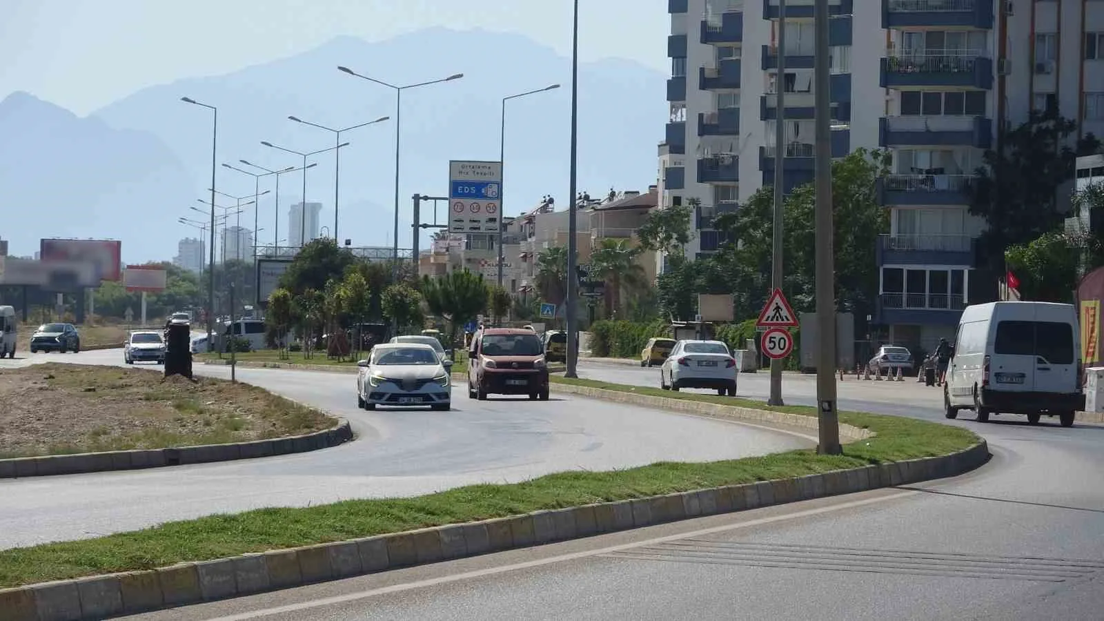 ANTALYA'DA DAHA ÖNCE ONLARCA YARALAMALI VE ÖLÜMLÜ TRAFİK KAZASININ YAŞANDIĞI VİRAJDA KONTROLDEN ÇIKARAK ORTA REFÜJE ÇARPTIKTAN SONRA KARŞI ŞERİDE GEÇEN MOTOSİKLET SÜRÜCÜSÜ HAYATINI KAYBETTİ.