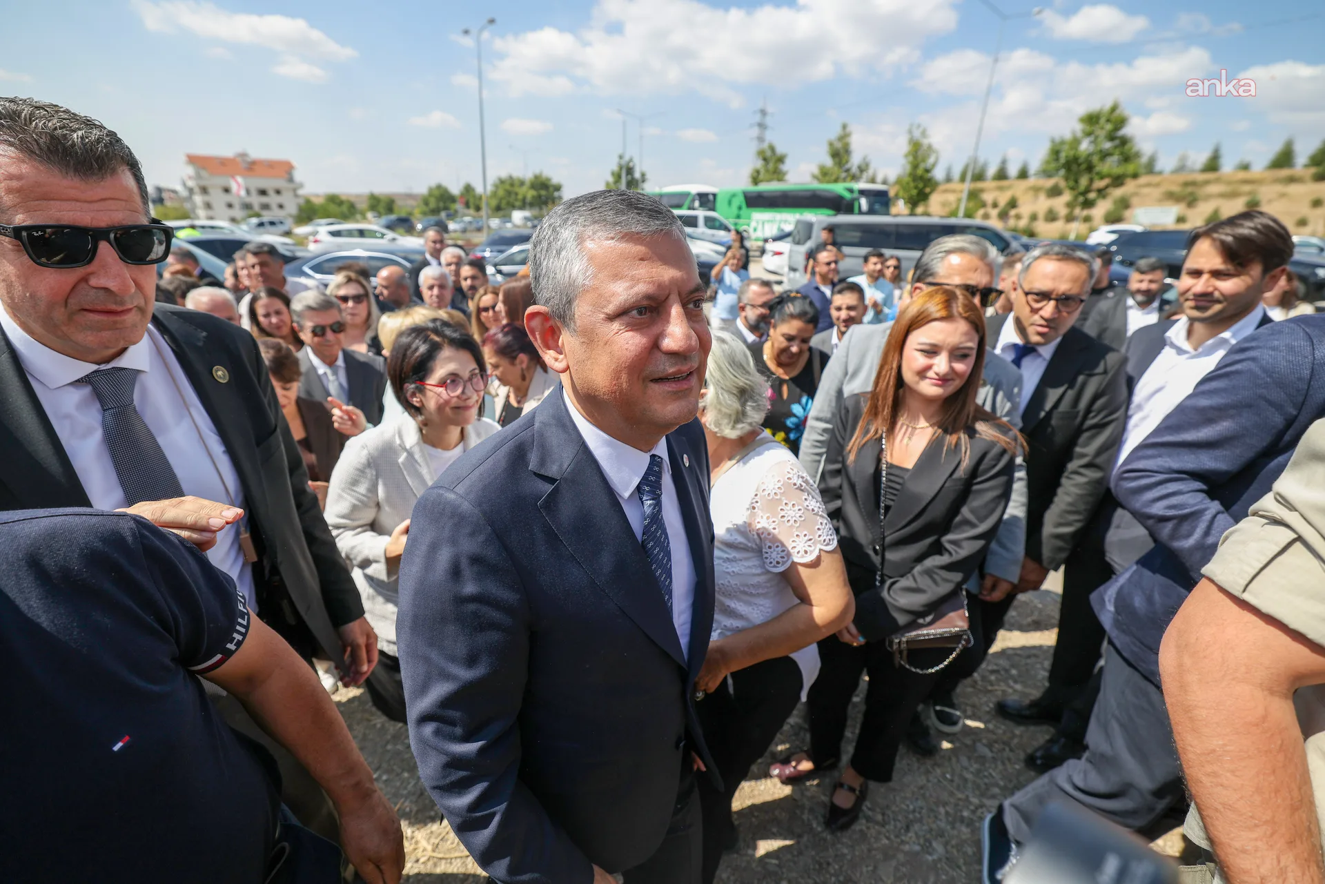 Özgür Özel, ilk PM öncesi fidan dikme törenine katıldı — fotoğraf 2