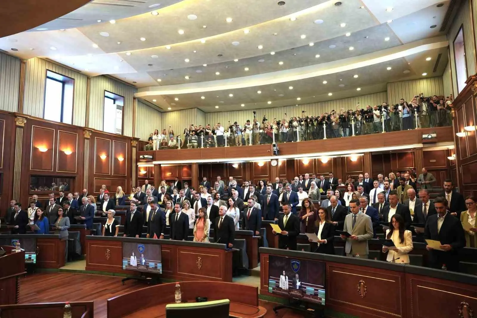 KOSOVA’DA YENİ HÜKÜMETİN MECLİSTE GÜVENOYU ALMASIYLA BİRLİKTE KENDİN KARAR AL HAREKETİ (VETEVENDOSJE) LİDERİ ALBİN KURTİ, DÖRDÜNCÜ KEZ BAŞBAKAN OLDU.