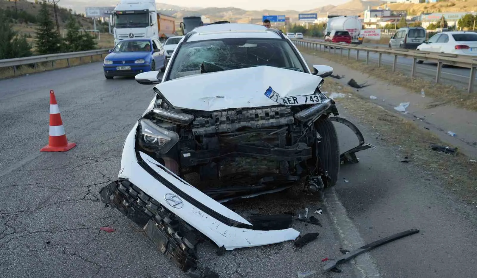 KIRIKKALE'DE İKİ OTOMOBİLİN ÇARPIŞMASI SONUCU MEYDANA GELEN TRAFİK KAZASINDA 4 KİŞİ YARALANDI