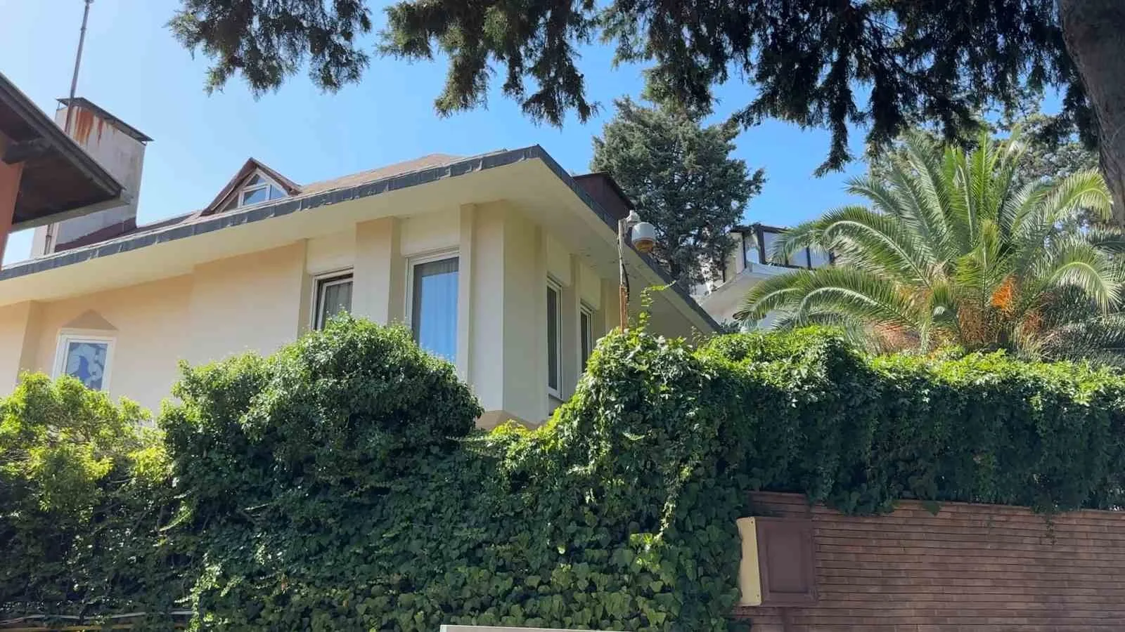 GENÇLİK VE SPOR ESKİ BAKANI MEHMET ALİ YILMAZ’IN OĞLU SONER YILMAZ, BEŞİKTAŞ BEBEK’TEKİ EVİNDE UĞRADIĞI SİLAHLI SALDIRIDA YARALANDI.