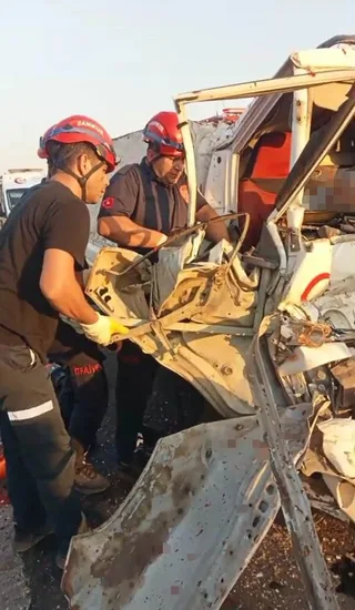 ADANA’DA KAMYONETİN TIRA ARKADAN ÇARPTIĞI KAZADA YABANCI UYRUKLU 2 KİŞİ HAYATINI KAYBETTİ.