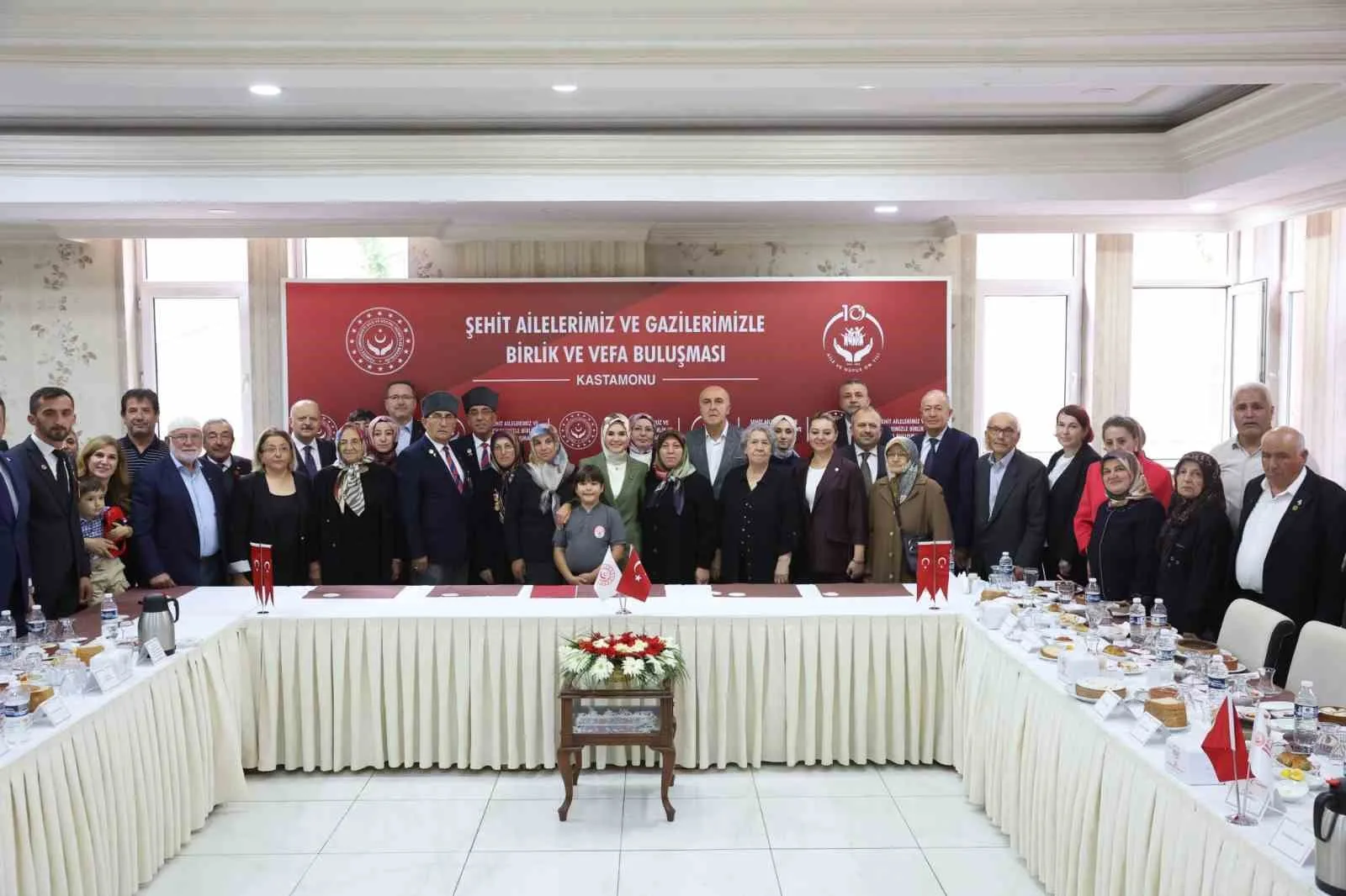 BAKAN GÖKTAŞ, KASTAMONU'DA DÜZENLENEN "ŞEHİT AİLELERİMİZ VE GAZİLERİMİZLE BİRLİK VE VEFA BULUŞMASI" PROGRAMINDA ŞEHİT AİLELERİ VE GAZİLERLE BİR ARAYA GELDİ.