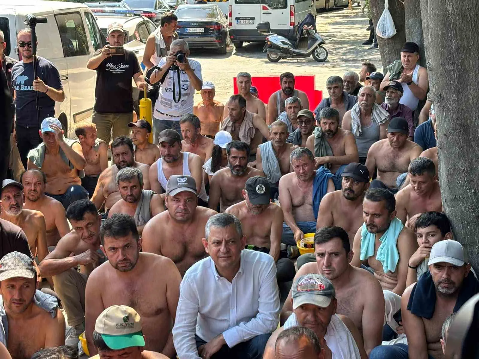 YENİ PARTİ GENEL BAŞKANI ÖZGÜR ÖZEL, ALACAKLARININ ÖDENMEDİĞİNİ İDDİASIYLA 16 GÜNDÜR ANKARA'DA BULUNAN VE ENERJİ VE TABİİ KAYNAKLAR BAKANLIĞI ÖNÜNDE TOPLANARAK EYLEM YAPAN DORUK MADENCİLİK ÇALIŞANLARINI ZİYARET ETTİ.