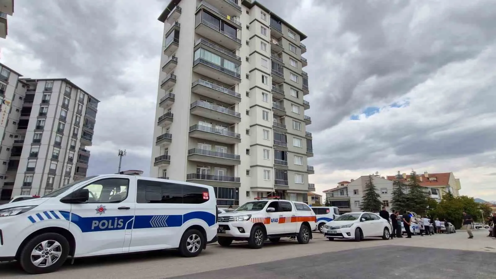 KARAMAN'DA HABER ALINAMAYAN KARI KOCA, EVLERİNDE ÖLÜ BULUNDU. ÇİFTİN KİMYASAL MADDE NEDENİYLE HAYATINI KAYBETMİŞ OLABİLECEĞİ DEĞERLENDİRİLİRKEN, OLAYLA İLGİLİ İNCELEME BAŞLATILDI.