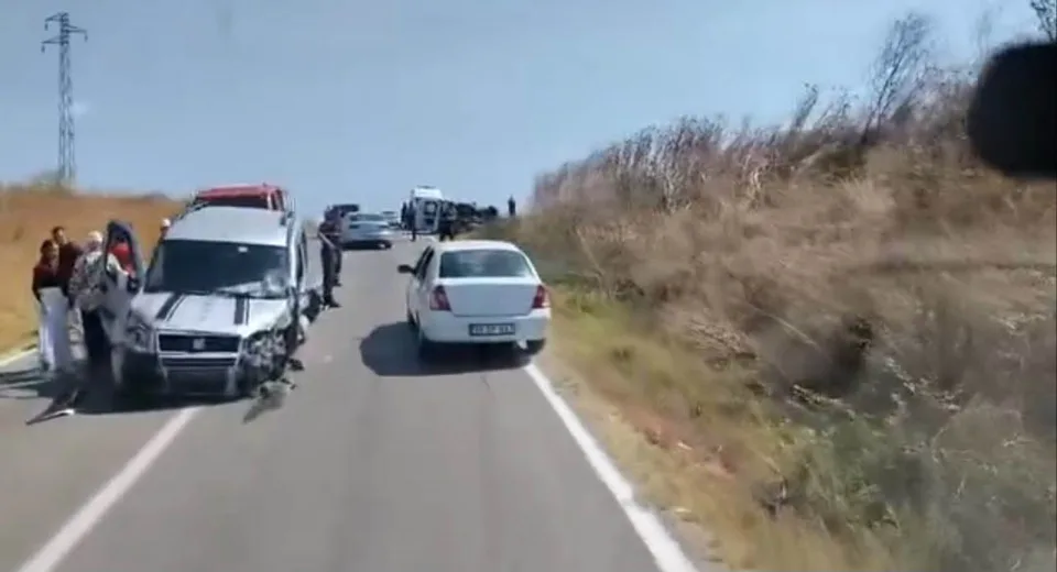 PEHLİVANKÖY PAVLİ PANAYIRI YOLUNDA AMBULANS KAZAYA KARIŞTI: 5 KİŞİ YARALANDI
