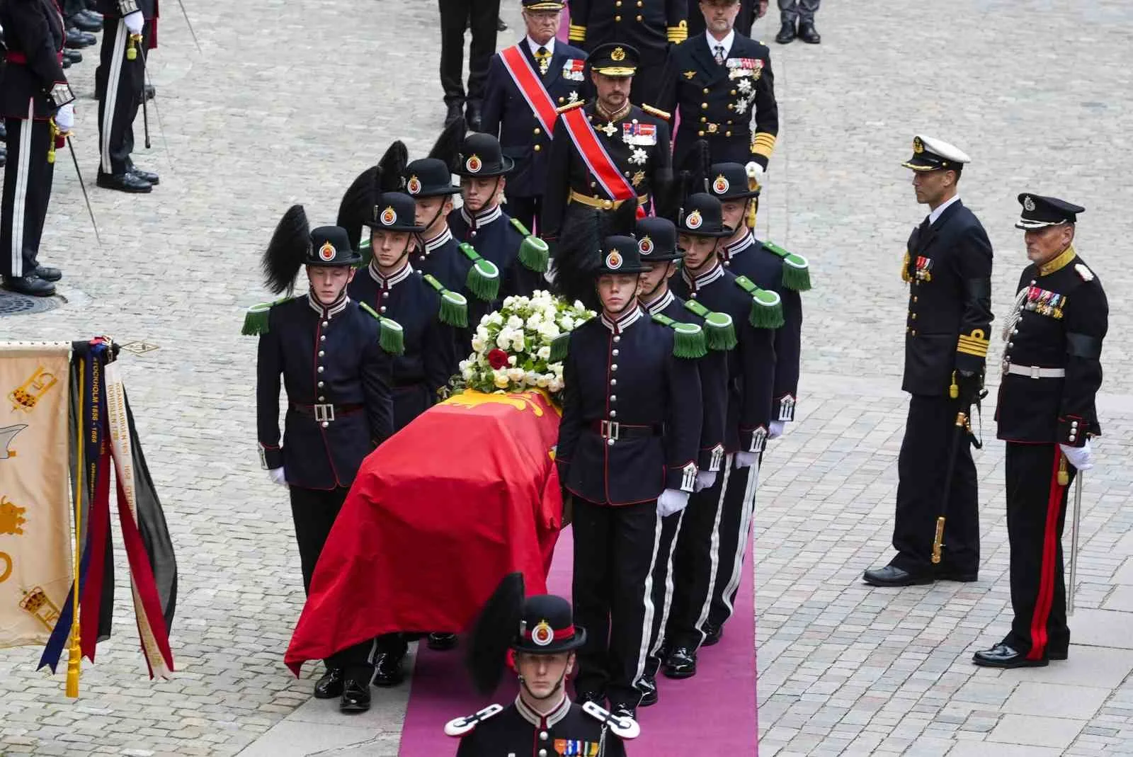 KRAL HARALD'IN NAAŞI DAHA SONRA KRALİYET SARAYI'NDAN ÇIKARILARAK, TÖREN ALAYI EŞLİĞİNDE TOP ARABASIYLA OSLO KATEDRALİ'NE GÖTÜRÜLDÜ. BİNLERCE KİŞİ TÖREN ALAYI GÜZERGAHINDA TOPLANARAK KRAL’A SAYGILARINI SUNDU.