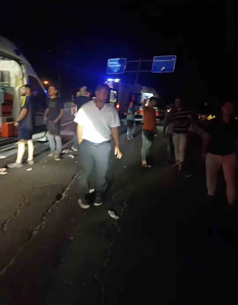 YARALILAR, OLAY YERİNDEKİ İLK MÜDAHALELERİNİN ARDINDAN AMBULANSLARLA HASTANEYE KALDIRILARAK TEDAVİ ALTINA ALINDI.