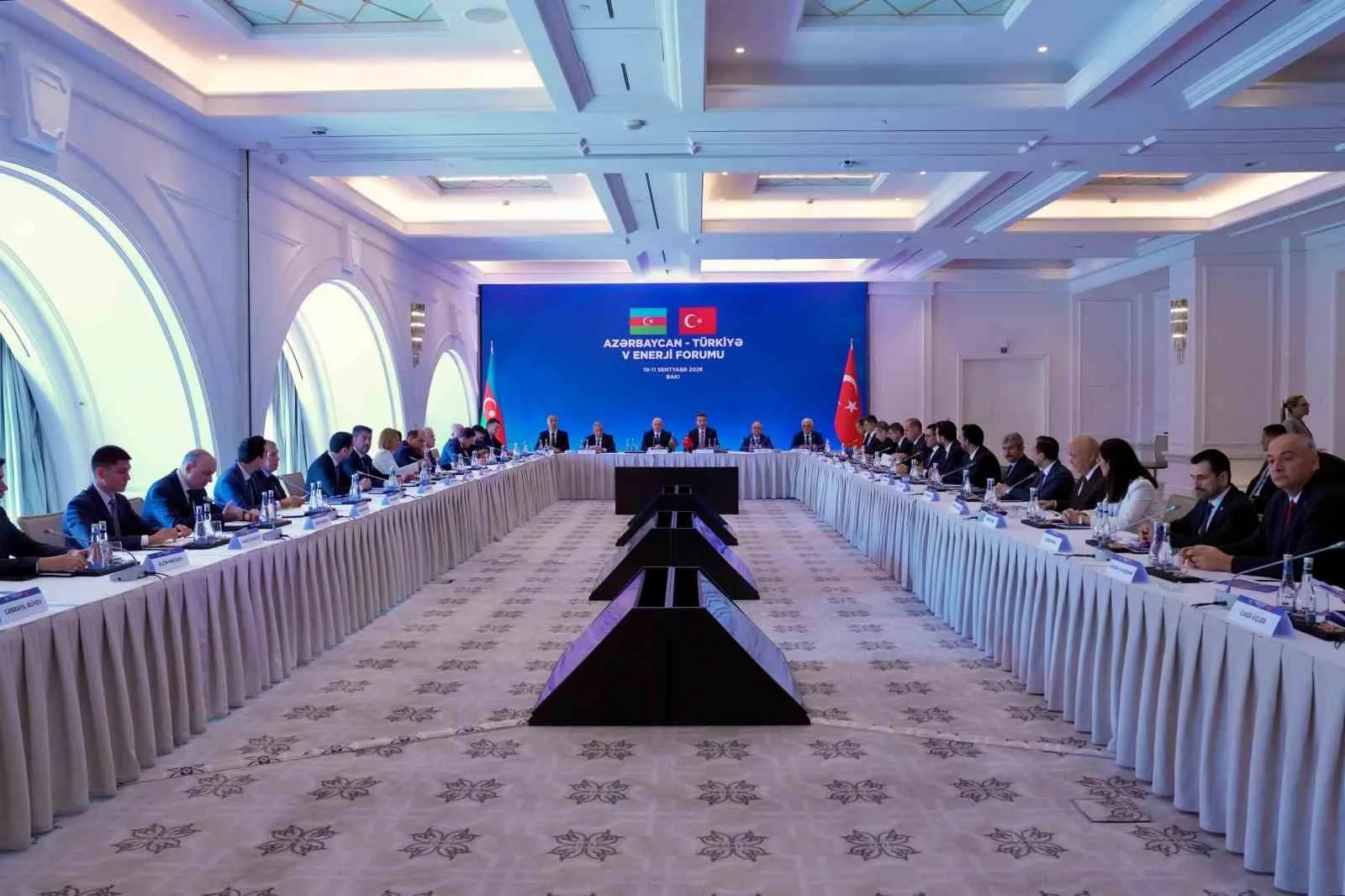 AZERBAYCAN-TÜRKİYE 5. ENERJİ FORUMU KAPSAMINDA AZERBAYCAN ENERJİ BAKANI PERVİZ ŞAHBAZOV VE ENERJİ VE TABİİ KAYNAKLAR BAKANI ALPARSLAN BAYRAKTAR KATILIMIYLA ÇALIŞMA GRUPLARININ TOPLANTISI GERÇEKLEŞTİRİLDİ.
