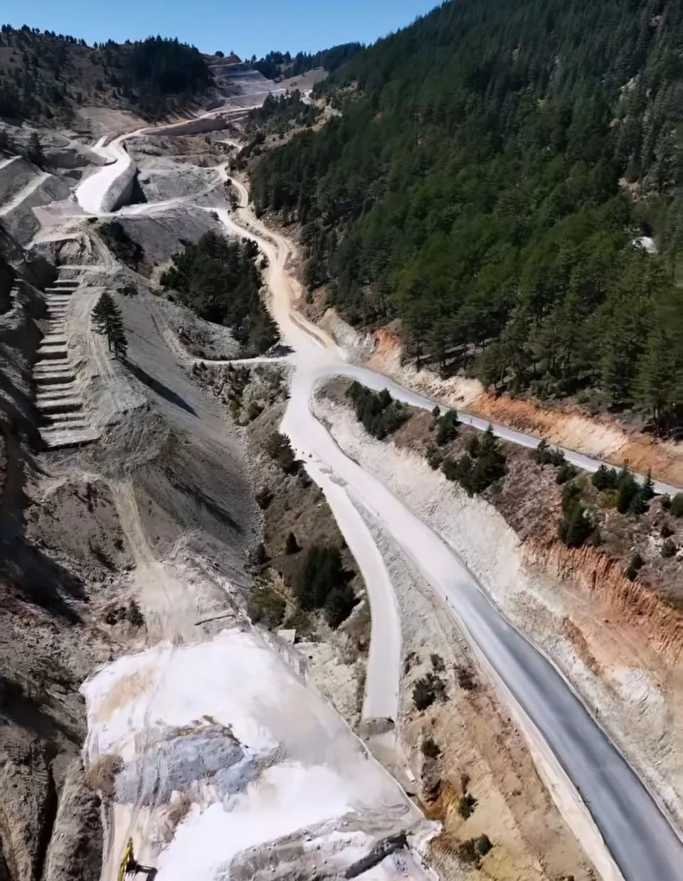 KAHRAMANMARAŞ’IN GÖKSUN İLÇESİNDE İŞ MAKİNESİNİN ÇARPTIĞI 18 YAŞINDAKİ EMRE İSPİR HAYATINI KAYBETTİ.