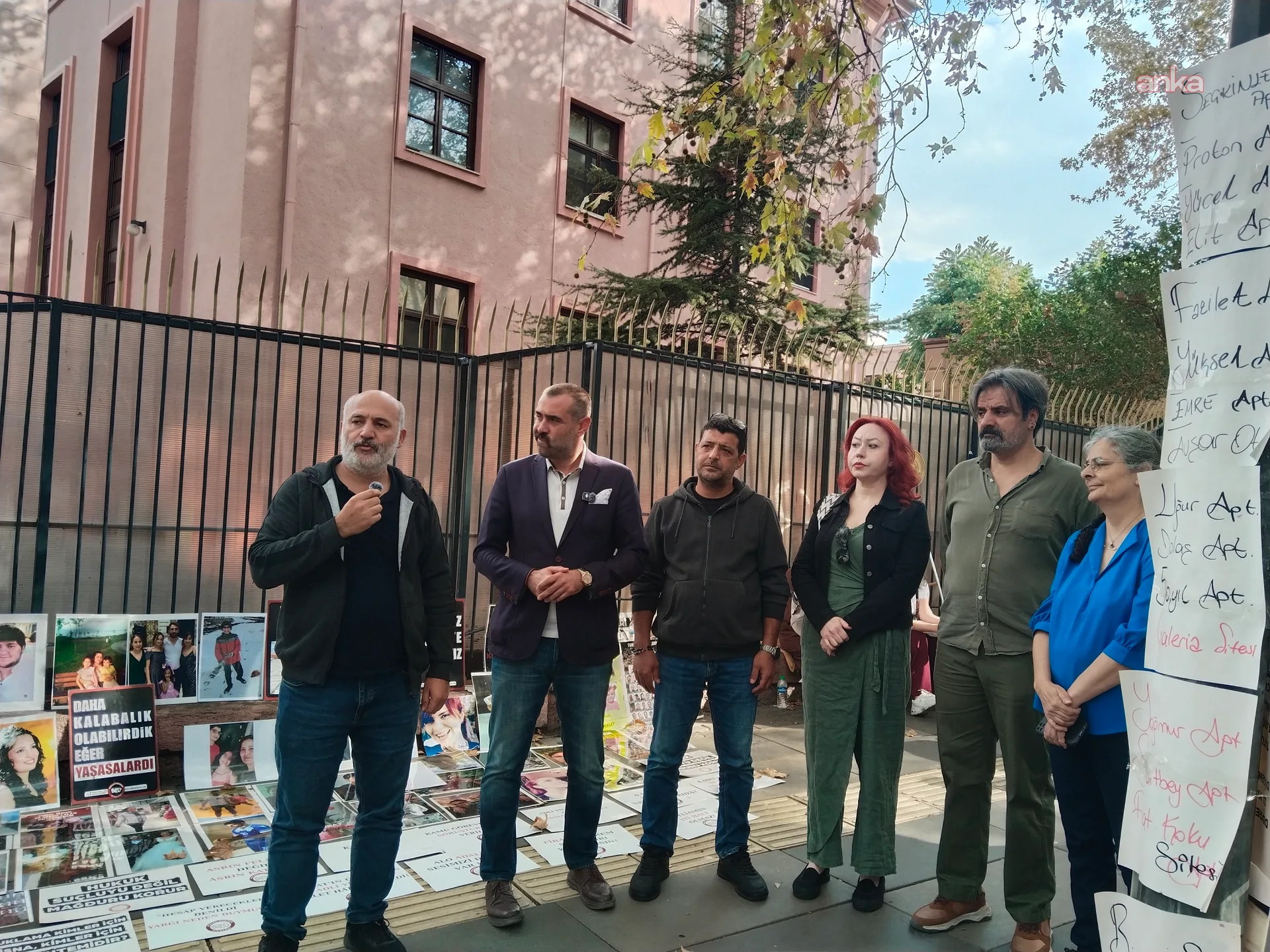 Depremzedelerin Adalet Bakanlığı önündeki nöbeti 9. gününde... Evladını kaybeden anne: "Öpmeye doyamadığım evladımı toprağa verdim, lütfen bizim sesim — fotoğraf 4