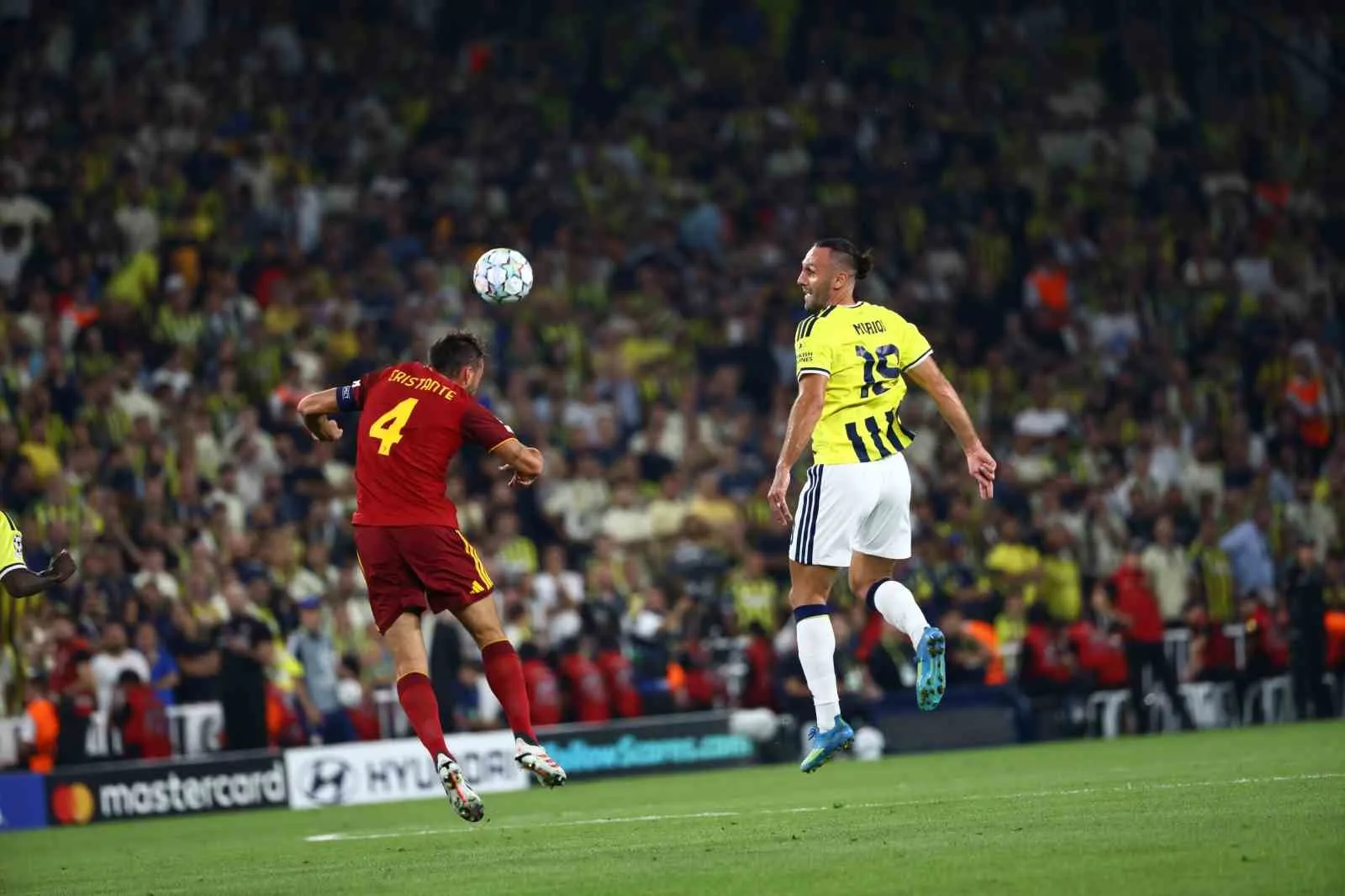 UEFA ŞAMPİYONLAR LİGİ İLK HAFTA MAÇINDA FENERBAHÇE, EVİNDE İTALYAN EKİBİ ROMA İLE KARŞILAŞIYOR. MÜCADELENİN 15 DAKİKASI GOLSÜZ EŞİTLİKLE GEÇİLDİ.