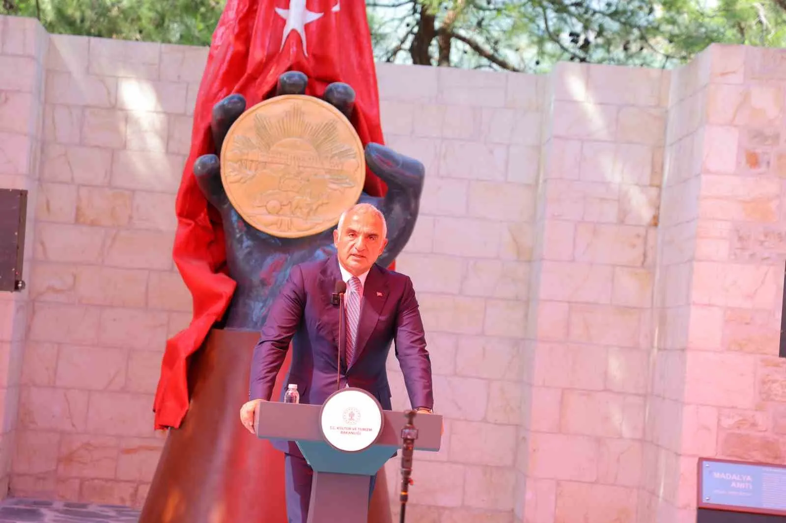 KÜLTÜR VE TURİZM BAKANI MEHMET NURİ ERSOY