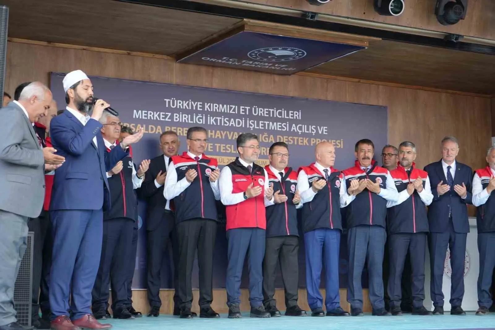 ERZURUM’DA AZİZİYE HAYVAN PAZARI’NDA TÜRKİYE KIRMIZI ET ÜRETİCİLERİ MERKEZ BİRLİĞİ İKTİSADİ İŞLETMESİ AÇILIŞI VE KIRSALDA BEREKET HAYVANCILIĞA DESTEK PROJESİ DÜVE TESLİM TÖRENİ, TARIM VE ORMAN BAKANI İBRAHİM YUMAKLI’NIN KATILIMIYLA DÜZENLENDİ.