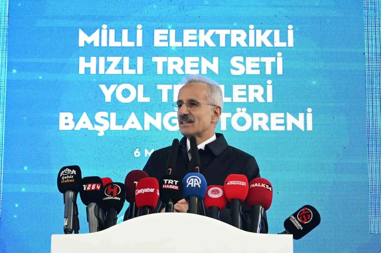 ULAŞTIRMA VE ALTYAPI BAKANI ABDULKADİR URALOĞLU, TÜRKİYE’NİN İLK HIZLI TRENİNİN TEST SÜREÇLERİNİN BAŞARIYLA DEVAM ETTİĞİNİ İFADE EDEREK, "TEST SÜREÇLERİ BAŞARIYLA DEVAM EDEN MİLLİ ELEKTRİKLİ HIZLI TREN’İMİZ SAATTE 250 KİLOMETRE HIZA ULAŞTI" DEDİ.
