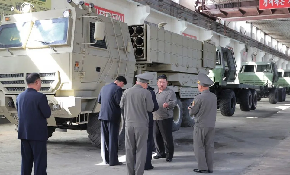 KUZEY KORE LİDERİ KİM JONG-UN TEK YÖNLÜ SALDIRI İHA’LARI, İNSANSIZ KEŞİF UÇAKLARI VE ÇOKLU ROKETATAR SİSTEMLERİNİN ÜRETİM SÜREÇLERİNİ DENETLEYEREK SİLAH SİSTEMLERİNİN YAPAY ZEKA ENTEGRASYONUNU GÜÇLENDİRME TALİMATI VERDİ.