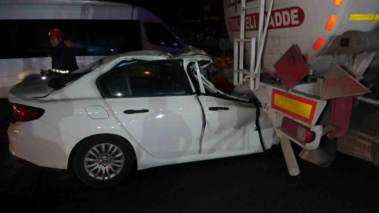 KAZANIN ARDINDAN TANKERİN ALTINA GİREN OTOMOBİL ÇEKİCİ İLE ÇIKARTILAMAZKEN, TANKERDEKİ YAKITIN BAŞKA TANKERE BOŞALTILMASI VE ARDINDAN VİNÇ YARDIMIYLA KALDIRILMASIYLA OTOMOBİL SIKIŞTIĞI YERDEN ÇIKARTILABİLDİ.