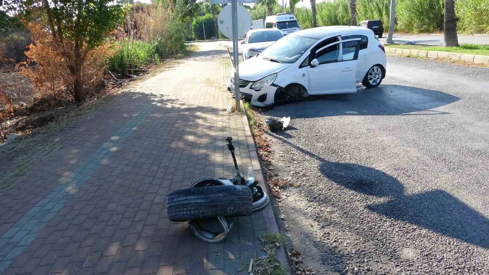OTOMOBİL SÜRÜCÜSÜNÜN DİREKSİYON HAKİMİYETİNİ KAYBETMESİ NEDENİYLE REFÜJ BORDÜRÜNE VE REFÜJDE BULUNAN AYDINLATMA DİREĞİNE ÇARPTI.