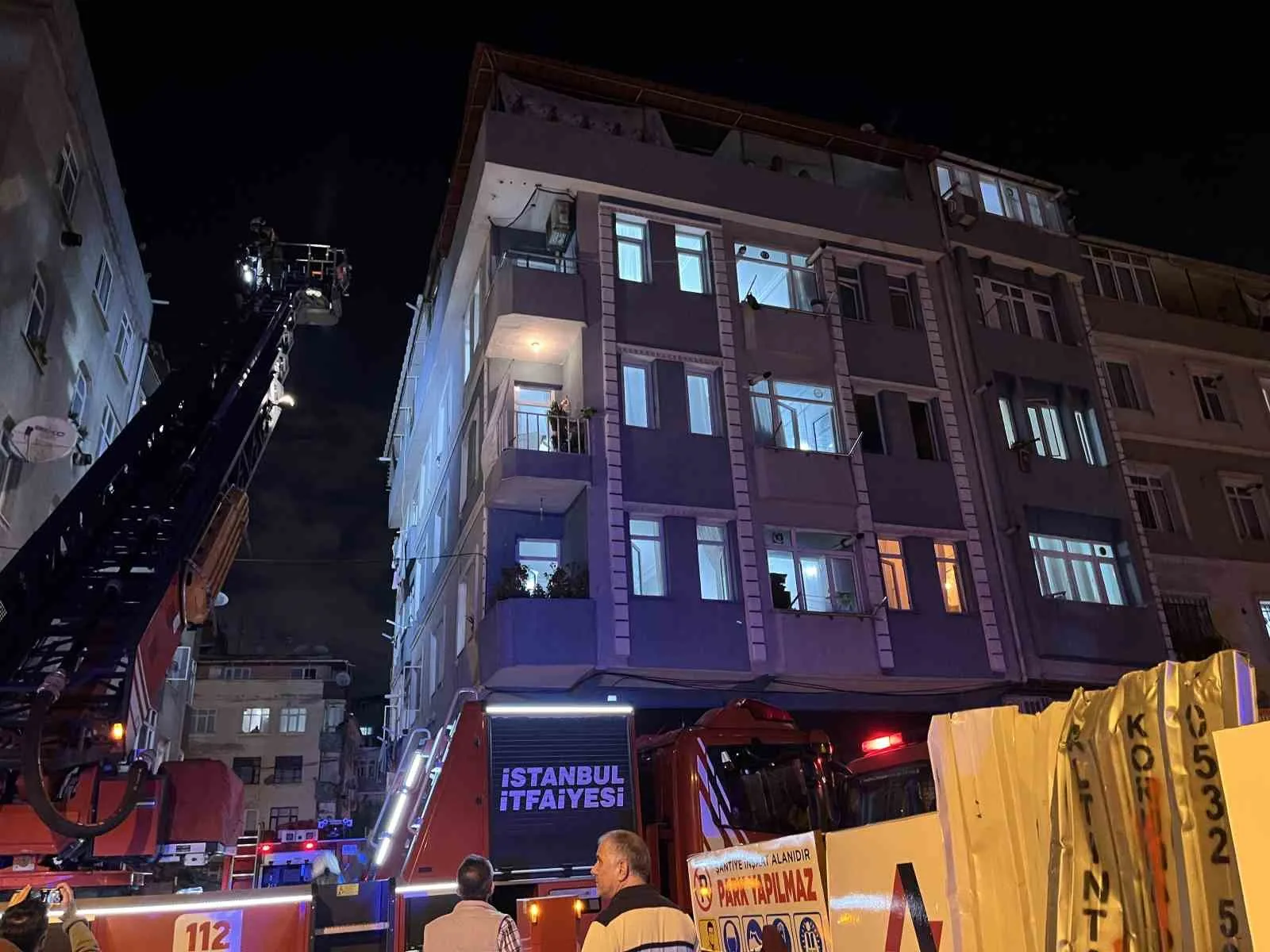 İSTANBUL ZEYTİNBURNU’NDA 5 KATLI BİNANIN BODRUM KATINDA ÇIKAN YANGINDA DUMANLAR TÜM BİNAYI SARDI. BİNADA MAHSUR KALAN VATANDAŞLAR, İTFAİYE EKİPLERİNCE TAHLİYE EDİLİRKEN DUMANDAN ETKİLENEN 5 KİŞİ AMBULANSTA TEDAVİ EDİLDİ.