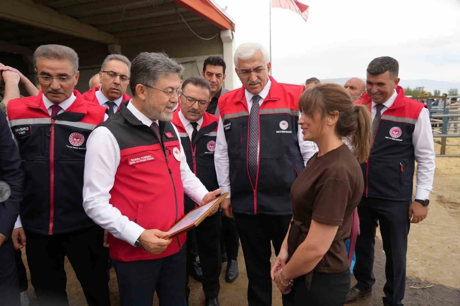 ERZURUM’DA AZİZİYE HAYVAN PAZARI’NDA TÜRKİYE KIRMIZI ET ÜRETİCİLERİ MERKEZ BİRLİĞİ İKTİSADİ İŞLETMESİ AÇILIŞI VE KIRSALDA BEREKET HAYVANCILIĞA DESTEK PROJESİ DÜVE TESLİM TÖRENİ, TARIM VE ORMAN BAKANI İBRAHİM YUMAKLI’NIN KATILIMIYLA DÜZENLENDİ.
