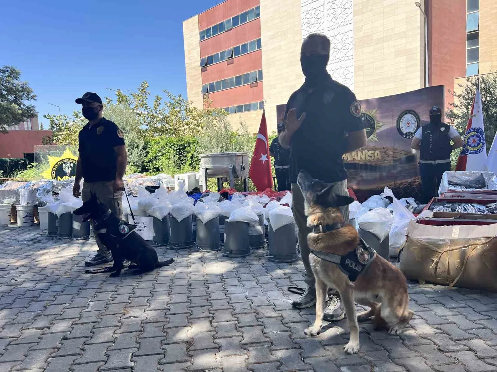 OPERASYONDA GÖZALTINA ALINAN 5 KİŞİ TUTUKLANARAK CEZAEVİNE GÖNDERİLİRKEN, ELE GEÇİRİLEN UYUŞTURUCU MADDELERİN PİYASA DEĞERİNİN YAKLAŞIK 1 MİLYAR TL OLDUĞU ÖĞRENİLDİ.