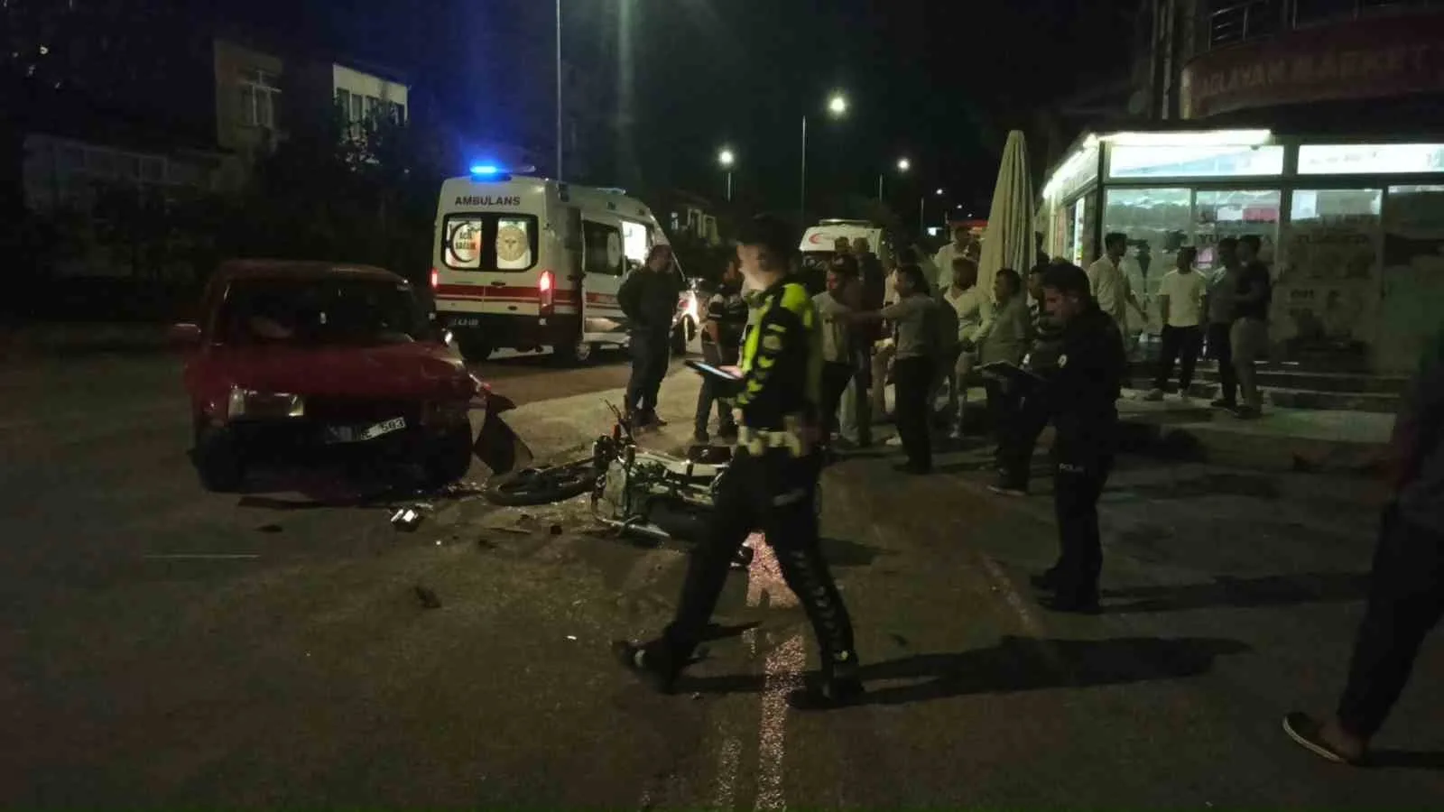 KONYA’NIN SEYDİŞEHİR İLÇESİNDE OTOMOBİL İLE MOTOSİKLETİN ÇARPIŞMASI SONUCU MEYDANA GELEN TRAFİK KAZASINDA 3 KİŞİ YARALANDI.