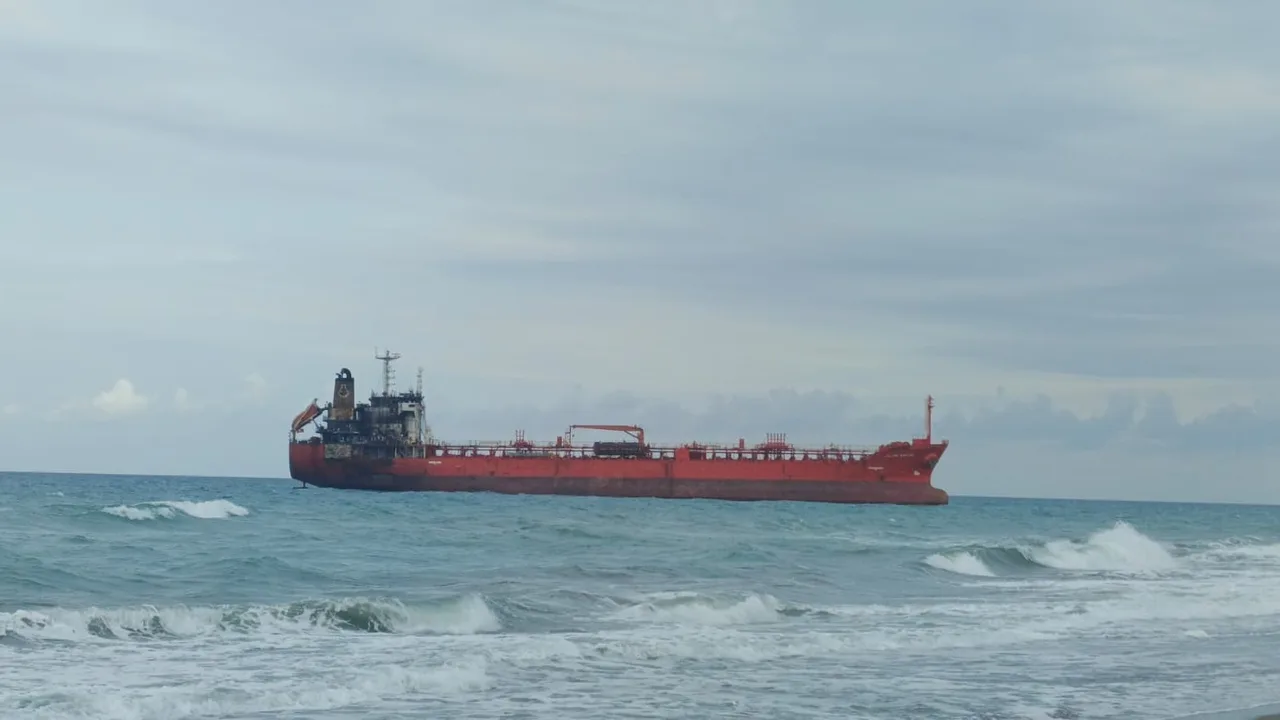 KARADENİZ'DE DRON SALDIRISINA UĞRAYARAK HASAR GÖREN HONG KONG BAYRAKLI M/T GOLDEN SAPLİNG İSİMLİ GEMİ, SÜRÜKLENEREK GELDİĞİ SAMSUN'UN ALAÇAM İLÇESİ SAHİLİNDE KARAYA OTURDU.