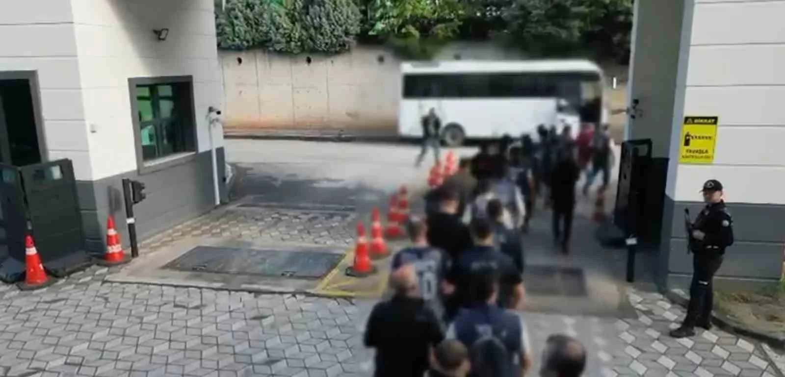 KOCAELİ MERKEZLİ 7 İLDE YASA DIŞI BAHİS VE KUMAR SİTELERİNE YÖNELİK DÜZENLENEN EŞ ZAMANLI OPERASYONDA GÖZALTINA ALINAN 33 ŞÜPHELİDEN 25’İ TUTUKLANDI.