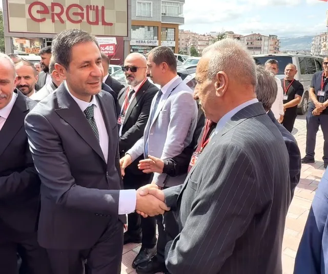 MİLLİYETÇİ HAREKET PARTİSİ TOKAT MİLLETVEKİLİ YÜCEL BULUT, ANAHTAR PARTİ GENEL BAŞKANI YAVUZ AĞIRALİOĞLU’NA YÖNELİK SÖZLERİNİN YER ALDIĞI GÖRÜNTÜNÜN UZUN BİR KONUŞMADAN ALINDIĞINI BELİRTEREK, "BUGÜN DE AYNI NOKTADA DURUYORUZ" DEDİ.