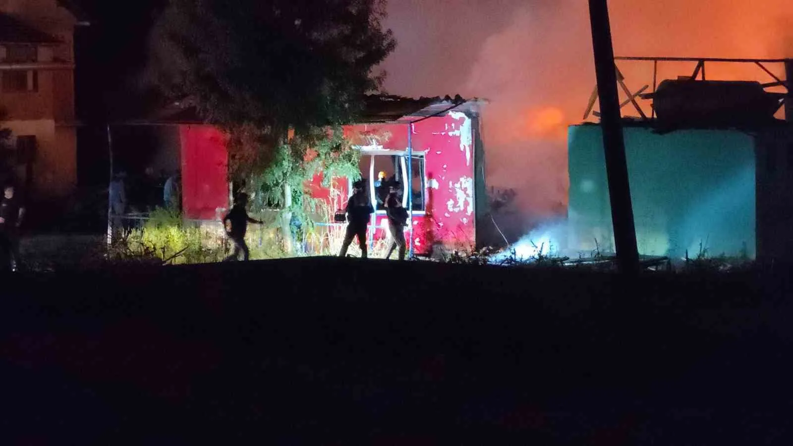 DÜZCE’DE AKŞAM SAATLERİNDE MEYDANA GELEN KAPI FABRİKASINDA Kİ YANGIN DEVAM EDERKEN İTFAİYE EKİPLERİ YANGININ ÇEVREDE BULUNAN EVLERE SIÇRAMAMASI İÇİN MÜCADELE VERİYOR. YANGININ SON DURUMU DRON İLE GÖRÜNTÜLENDİ.