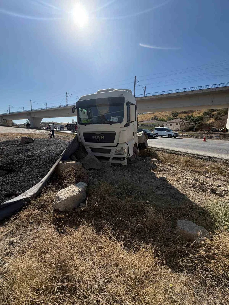 ANKARA’DA AŞIRI YÜKTEN DOLAYI KONTROLDEN ÇIKTIĞI İLERİ SÜRÜLEN HAFRİYAT KAMYONU YOL KENARINA DEVRİLDİ.